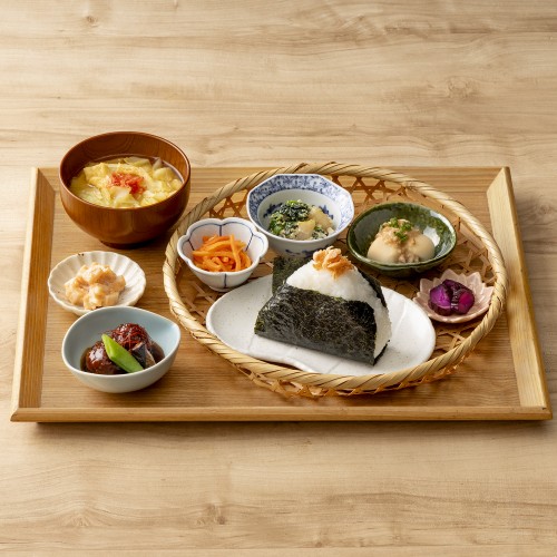 選べるおにぎりと一汁五菜定食